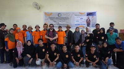 Group of Indonesian fishers who took part in a workshop to discuss lifejackets