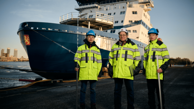 The CEPOLAR team standing in front of a ship.