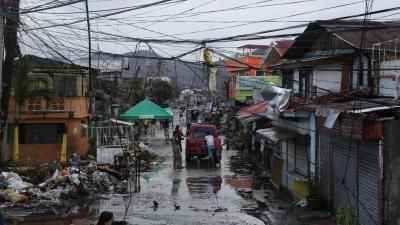 Typhoon Haiyan hits town in Philippines 