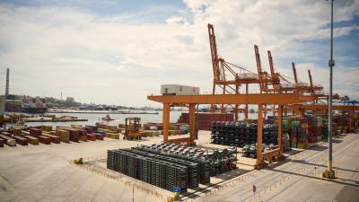 Port and container 